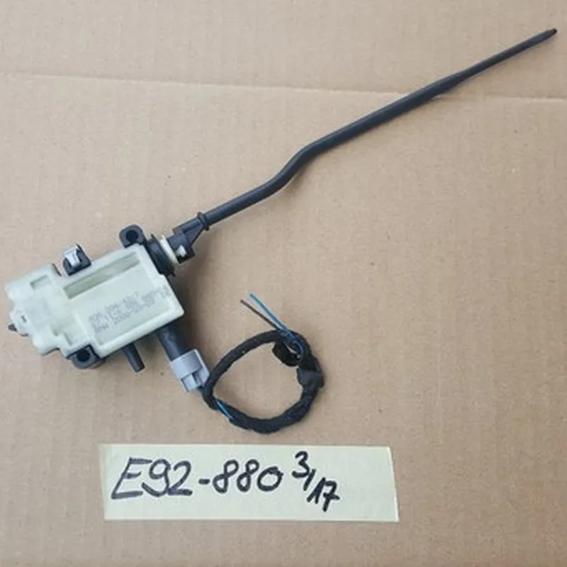 BMW E90 E91 E92  ZV Stellantrieb Tank Deckel  Einfüllklappe 6985880