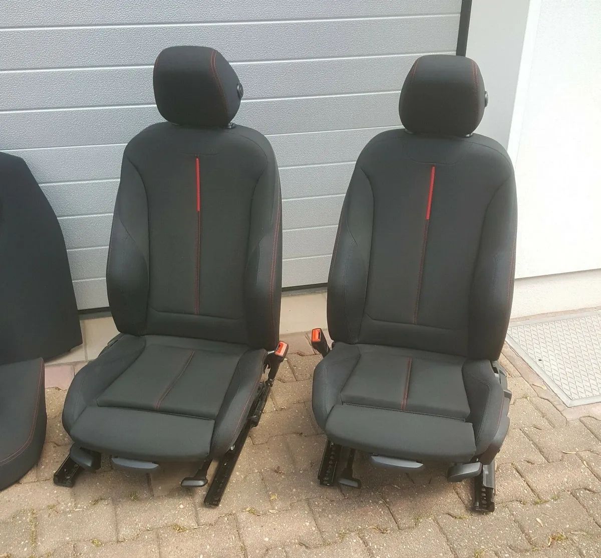BMW 3er F30 F31 F34 Fahrer Beifahrer Sport Sitz Stoff schwarz rot  ABHOLUNG