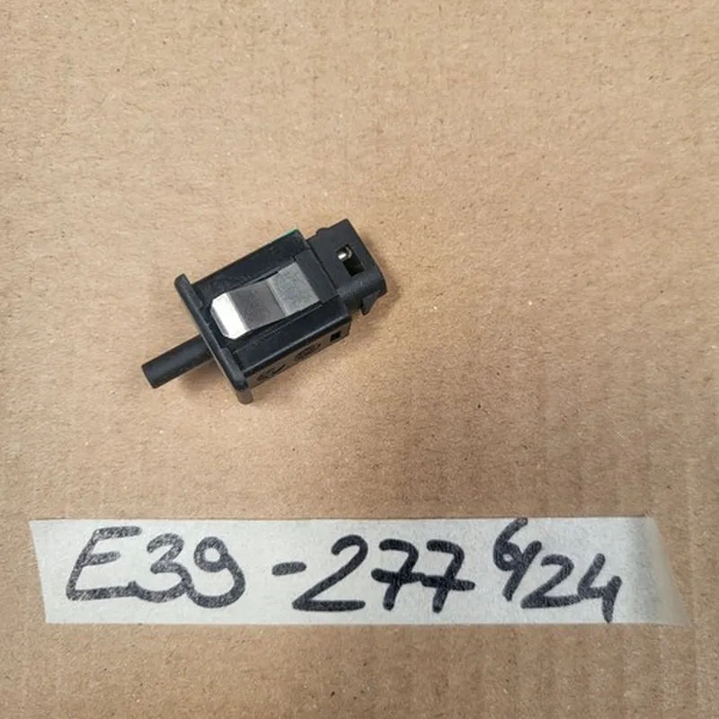 BMW E36 E38 E39 E60 E61 E63 E64 Schalter Kontaktschalter Handschuhfach 1388277