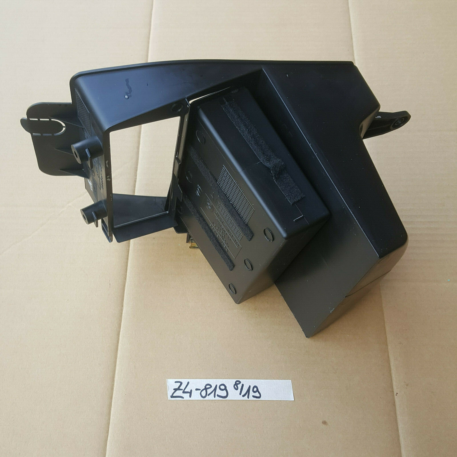 BMW Z4 E85 Ablage Mittelkonsole Box Rahmen Ablagefach HINTEN 7043819 – Bild 3