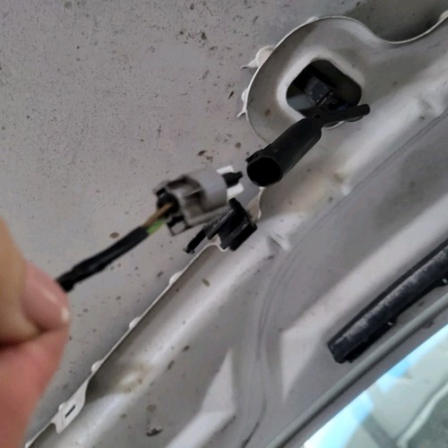 BMW Z4 E85 E86  Gegen Stecker für Spritzdüse in der Motorhaube – Bild 4