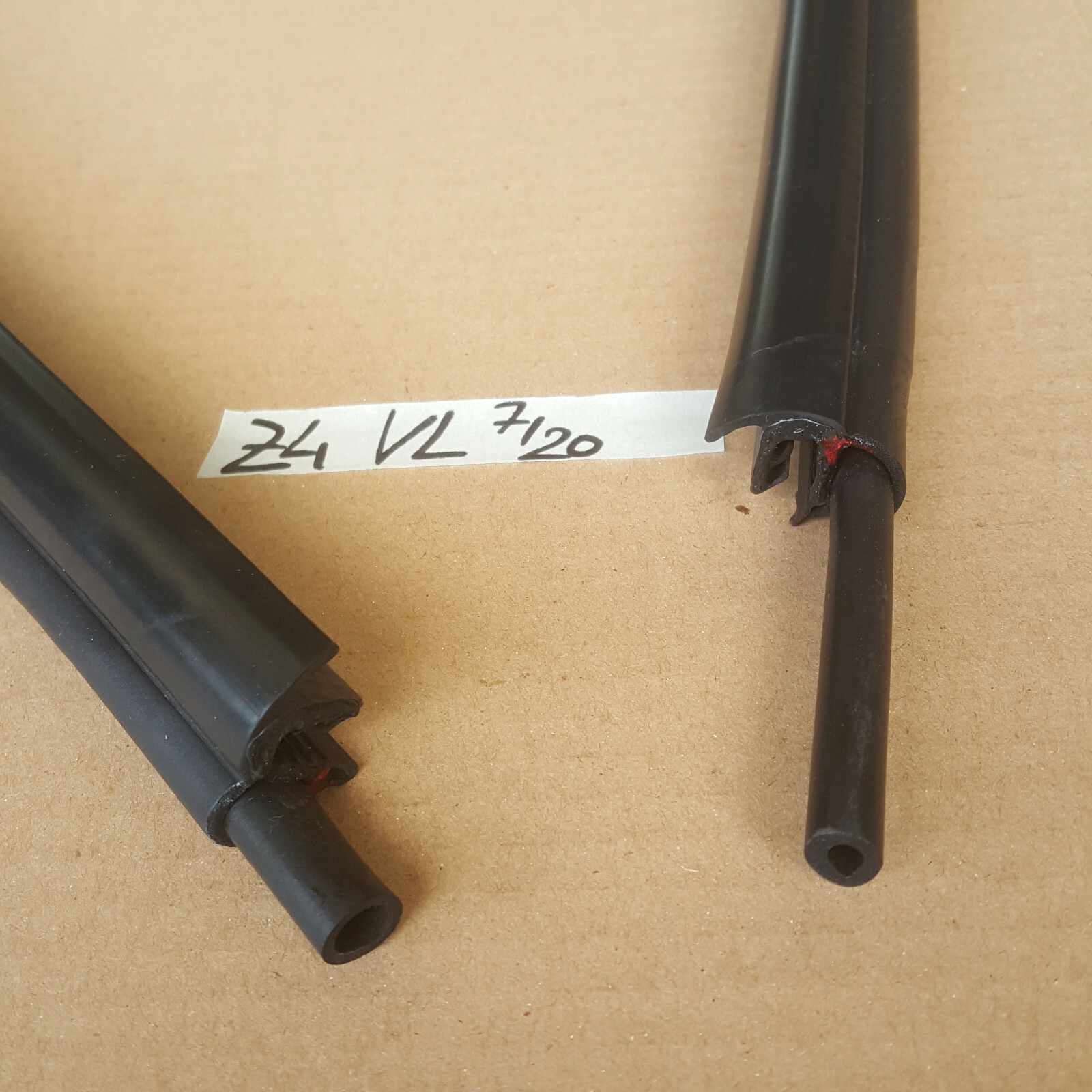 BMW Z4 E85 E86 Fahrer Tür Dichtung Kantenschutz Karosserie Gummi LINKS – Bild 2