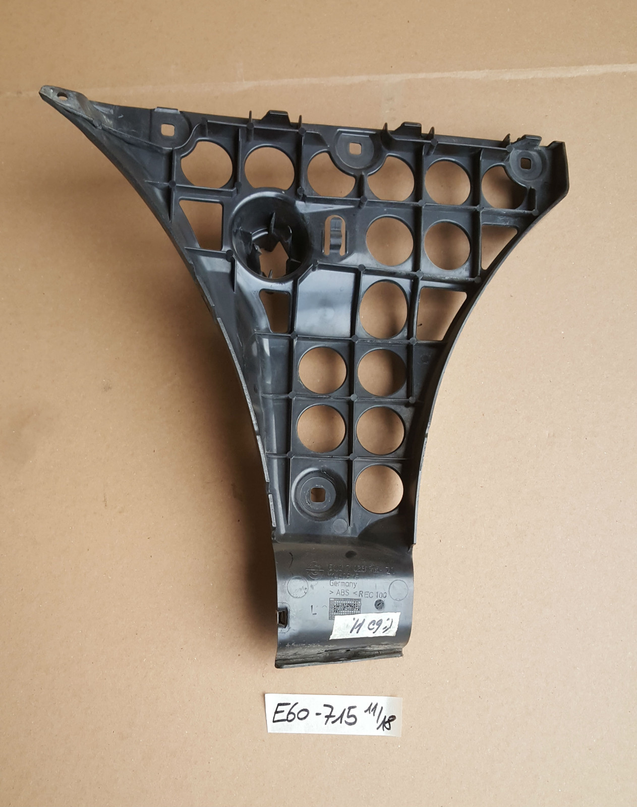 BMW E60 Aufnahme Heckschürze Führung Halter Stoßstange  HINTEN LINKS 7033715 – Bild 1