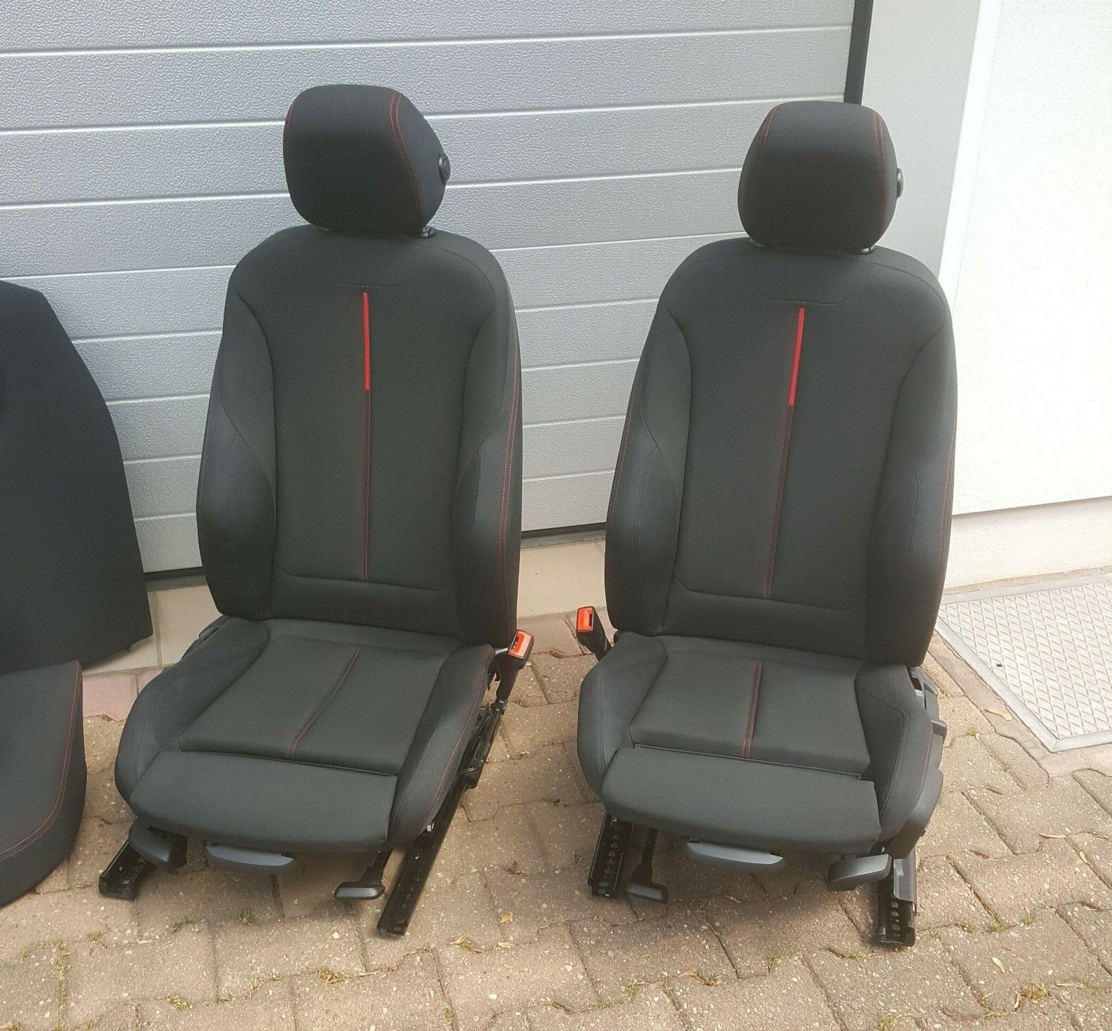 BMW 3er F30 F31 F34 Fahrer Beifahrer Sport Sitz Stoff schwarz rot  ABHOLUNG – Bild 1