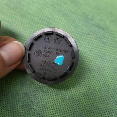 BMW Z4 E85 Blindstopfen  Abdeckung in der Seiten Verkleidung hinten 7068023 grau – Bild 4