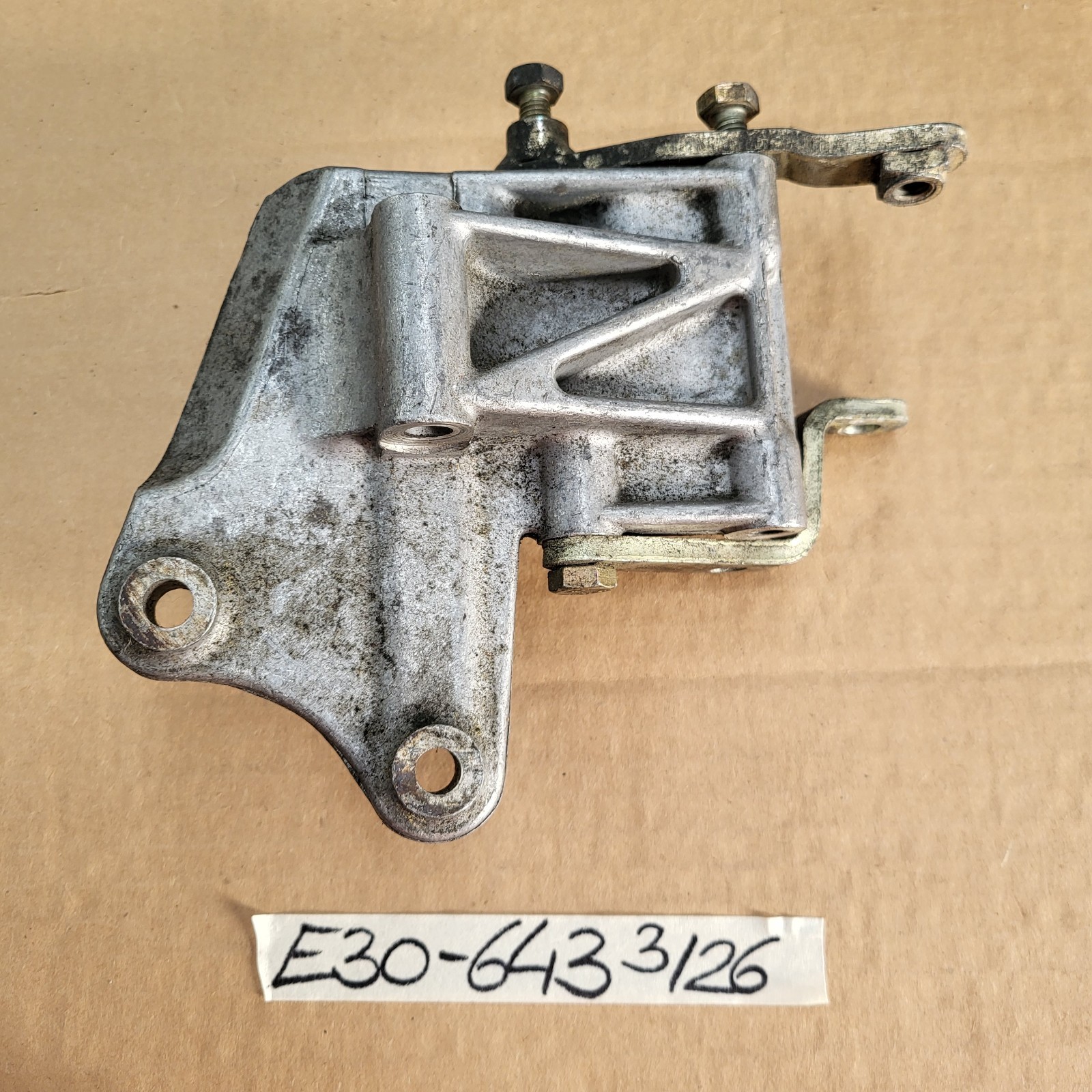 BMW E30 Servo Halter 1264643 Servopumpe Lagerbock Halterung