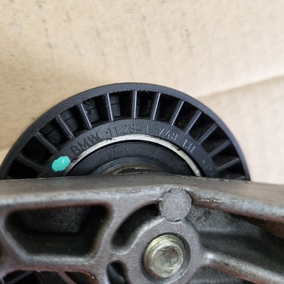 BMW E34 E36  Umlenkhebel für Riemenscheibe 1247052  mit Spannrolle 1748131